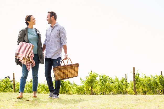 Toute La Longueur Du Couple Debout à La Pelouse