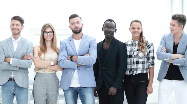 Toute la longueur du groupe de gens d'affaires souriant debout dans une rangée avec les mains jointes isolé sur fond blanc