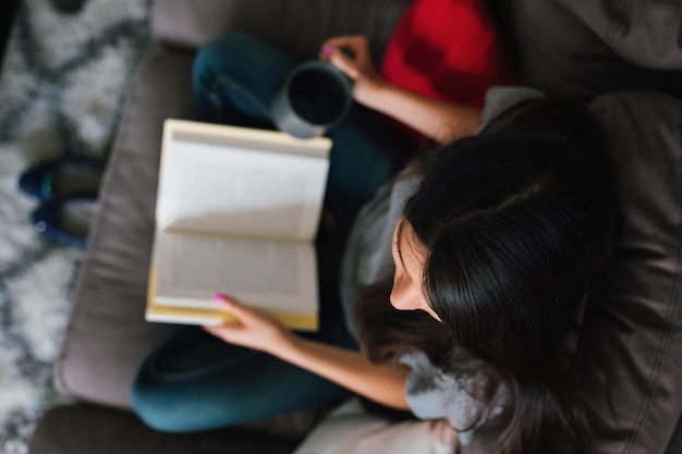Toute la longueur du livre de lecture de femme
