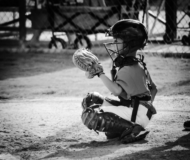 Toute la longueur du receveur de baseball sur le terrain