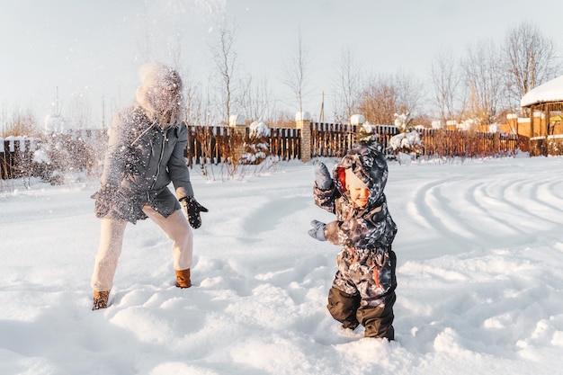 Toute la longueur d'un enfant jouant dans la neige en hiver