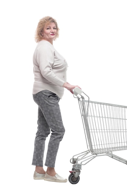 toute la longueur. femme adulte décontractée avec panier. isolé sur fond blanc.