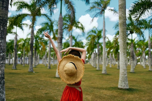 Photo toute la longueur d'une femme sur le champ contre les arbres