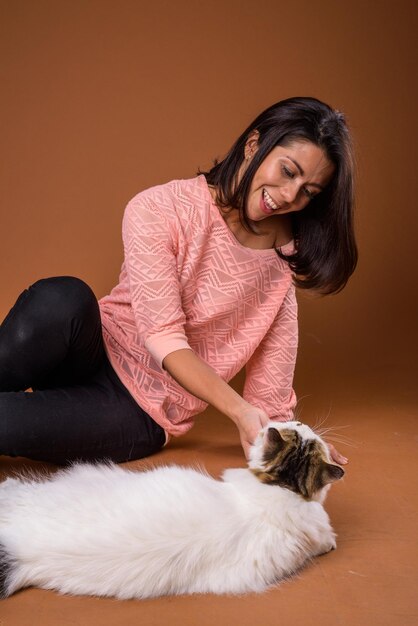 Photo toute la longueur d'une femme avec un chat