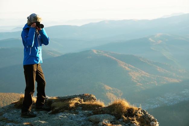 Toute la longueur d'une femme debout sur la montagne contre le ciel