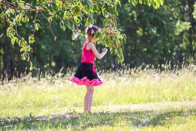 Photo toute la longueur d'une femme debout sur le terrain