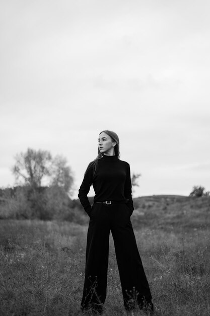 Toute la longueur d'une femme debout sur le terrain