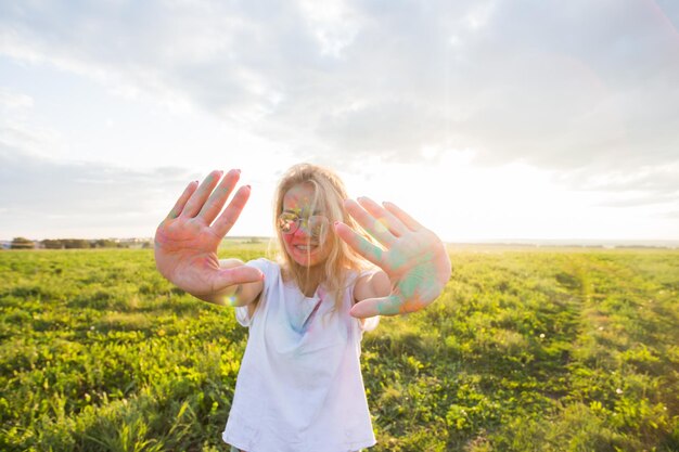 Photo toute la longueur d'une femme debout sur le terrain