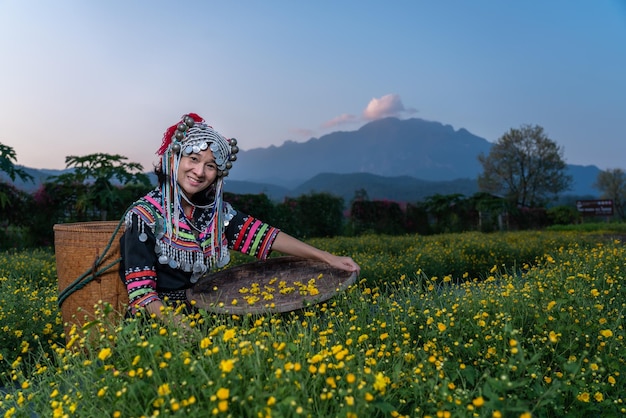 Photo toute la longueur d'une femme debout sur le terrain