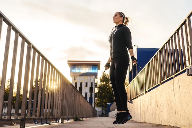 Toute la longueur d'une femme faisant de l'exercice dans un stade