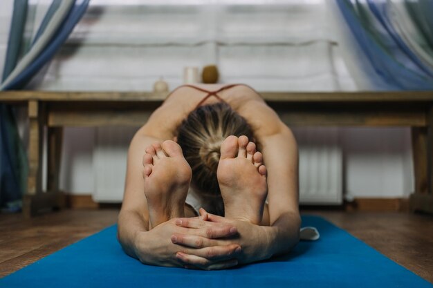 Photo toute la longueur d'une femme faisant de l'exercice sur le sol à la maison