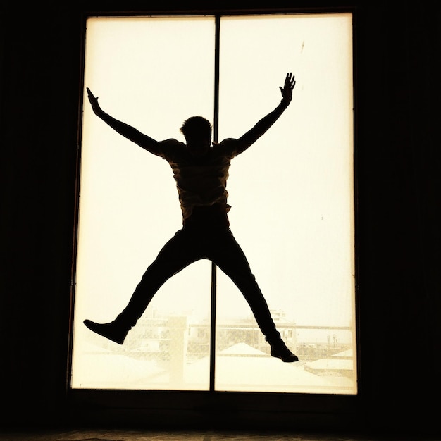 Photo toute la longueur d'une femme sautant dans les airs