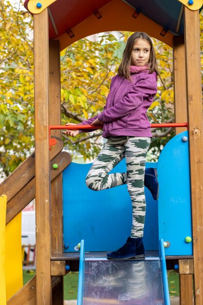 Photo toute la longueur d'une fille debout sur le gymnase de la jungle