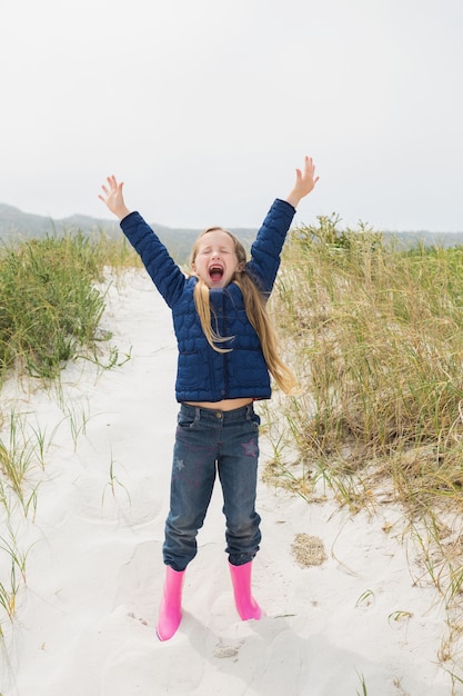 Toute la longueur d&#39;une fille qui crie à la plage