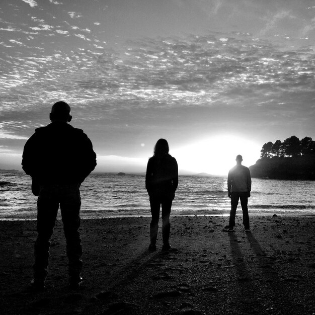 Photo toute la longueur des gens debout sur la plage