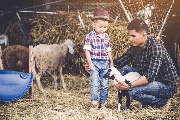 Toute la longueur des gens et de la fille dans la ferme