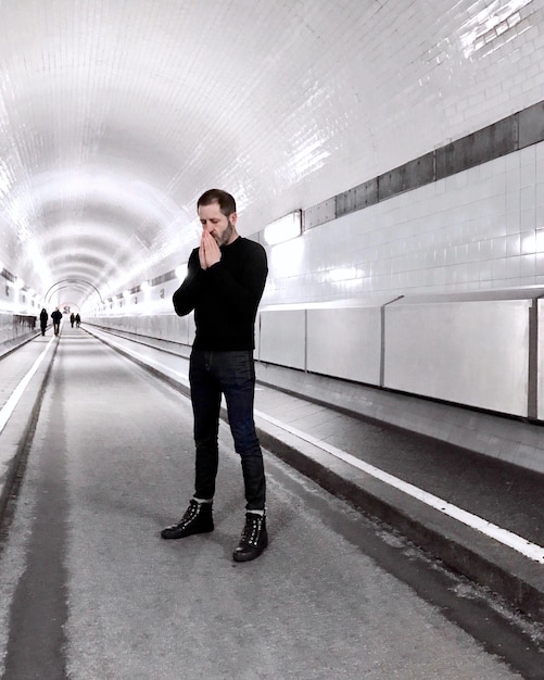 Toute la longueur de l'homme debout dans le tunnel