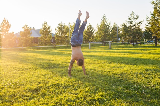 Photo toute la longueur de l'homme sur le terrain