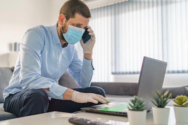 Photo toute la longueur de l'homme travaillant sur la table