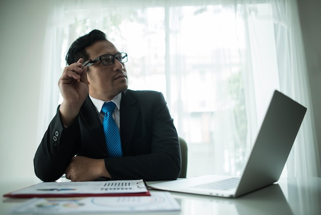 Toute la longueur de l'homme travaillant sur la table