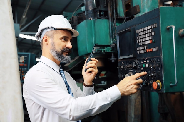 Toute la longueur de l'homme travaillant