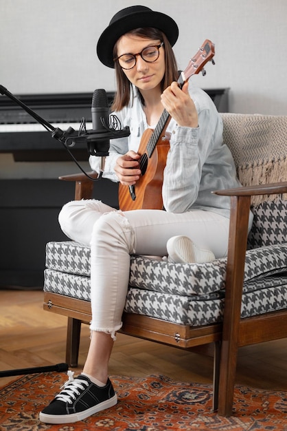 Toute la longueur d'une jeune femme assise à l'extérieur