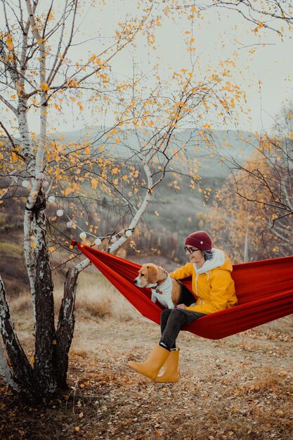 Photo toute la longueur d'une jeune femme assise sur le terrain