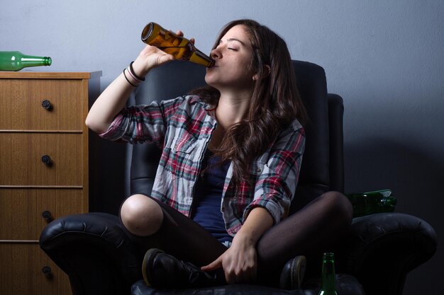 Photo toute la longueur d'une jeune femme buvant un verre