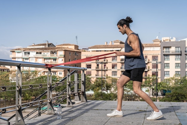 Photo toute la longueur d'une jeune femme debout contre le ciel en ville