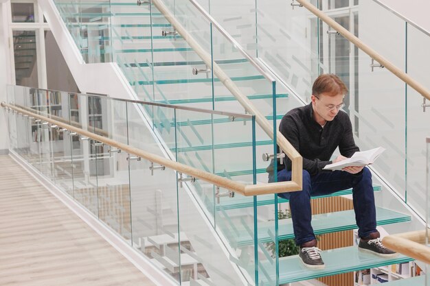 Photo toute la longueur d'une jeune femme debout sur l'escalier mécanique