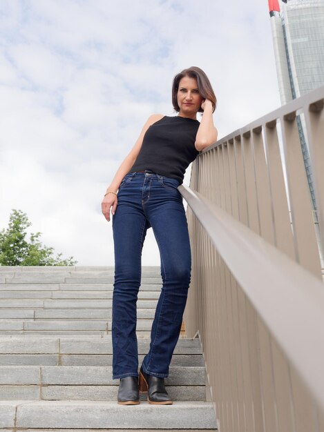 Photo toute la longueur d'une jeune femme debout sur les marches