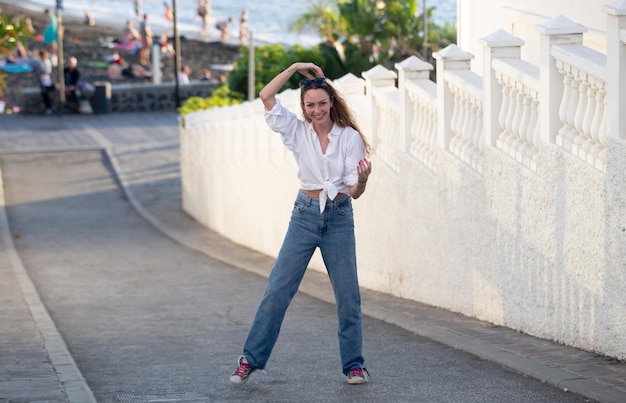 Photo toute la longueur d'une jeune femme marchant dans la rue