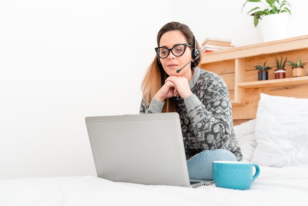 Toute la longueur d'une jeune femme utilisant un téléphone portable