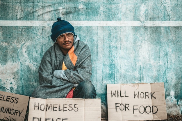 Photo toute la longueur d'un jeune homme en ville