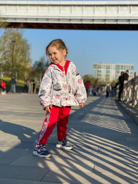 Toute la longueur d'une jolie fille sur le sol