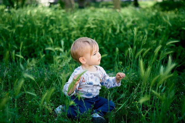 Toute la longueur d'une jolie petite fille sur le terrain