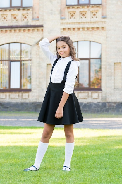 Toutes les filles sont de magnifiques enfants rétro en uniforme élève en tenue vintage retour à l'école beauté heureuse mode et shopping pour enfants en plein air bonne journée des enfants son printemps look élégant d'écolière