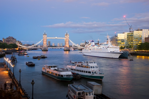 Photo tower bridge au crépuscule de la nuit londres, angleterre, royaume-uni