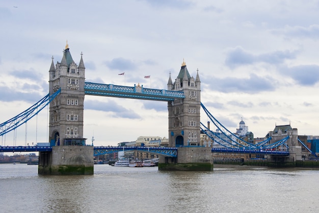 Tower bridge sur une journée nuageuse