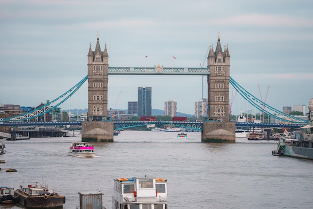 Tower Bridge à Londres au Royaume-Uni Coucher de soleil avec de beaux nuages