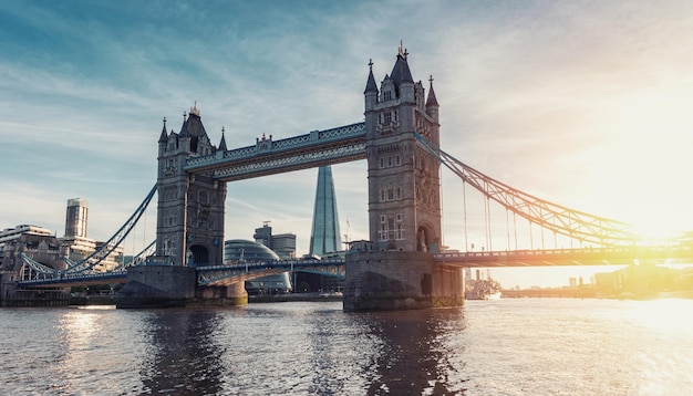 Tower Bridge à Londres en fin d'après-midi