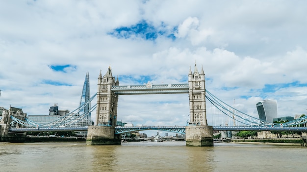 Tower bridge à Londres vue depuis le bateau