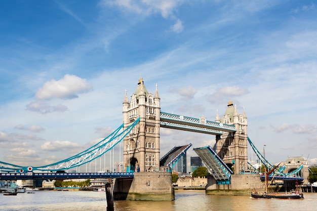 Tower Bridge avec une péniche