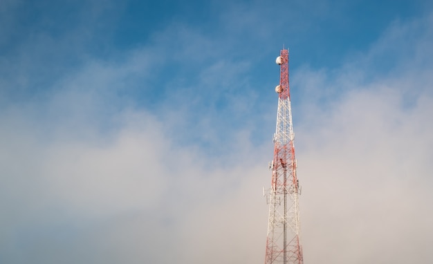 Tower wave et copie de l&#39;espace avec des nuages