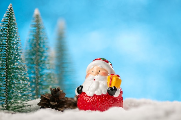 Toy Santa Claus et arbres de Noël sur fond bleu