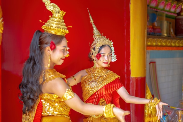 Tra Vinh VIETNAM APR 01 2023 Belle deux filles avec costume Des danseurs Apsara traditionnels khmers se produisent dans une pagode au Vietnam L'apsara représente un motif important dans les temples khmers