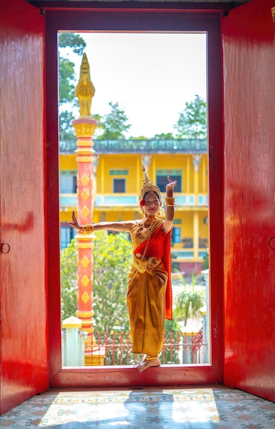 Tra Vinh VIETNAM APR 01 2023 Belle fille avec costume Des danseurs traditionnels khmers Apsara se produisent dans une pagode au Vietnam L'apsara représente un motif important dans les temples khmers