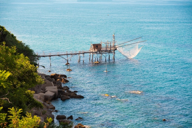 Un trabocco de pêche traditionnel en bois dans la mer en Italie