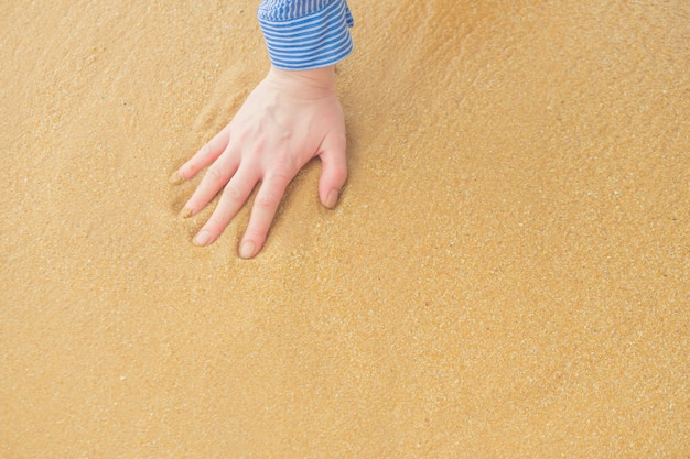 La trace d&#39;une main sur le sable