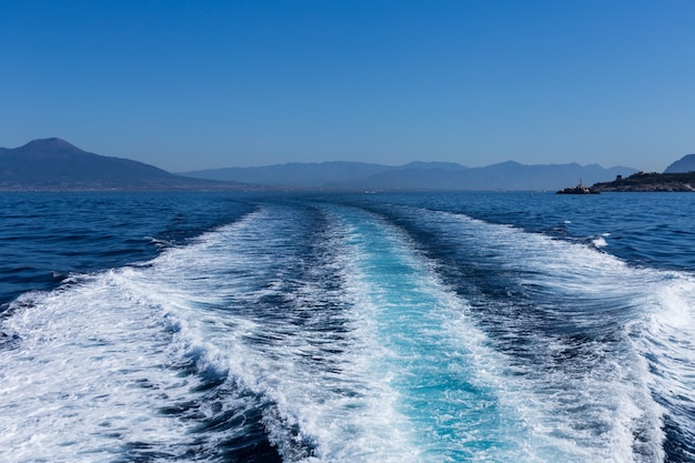 Trace de la queue du bateau de vitesse sur la surface de l'eau dans la mer